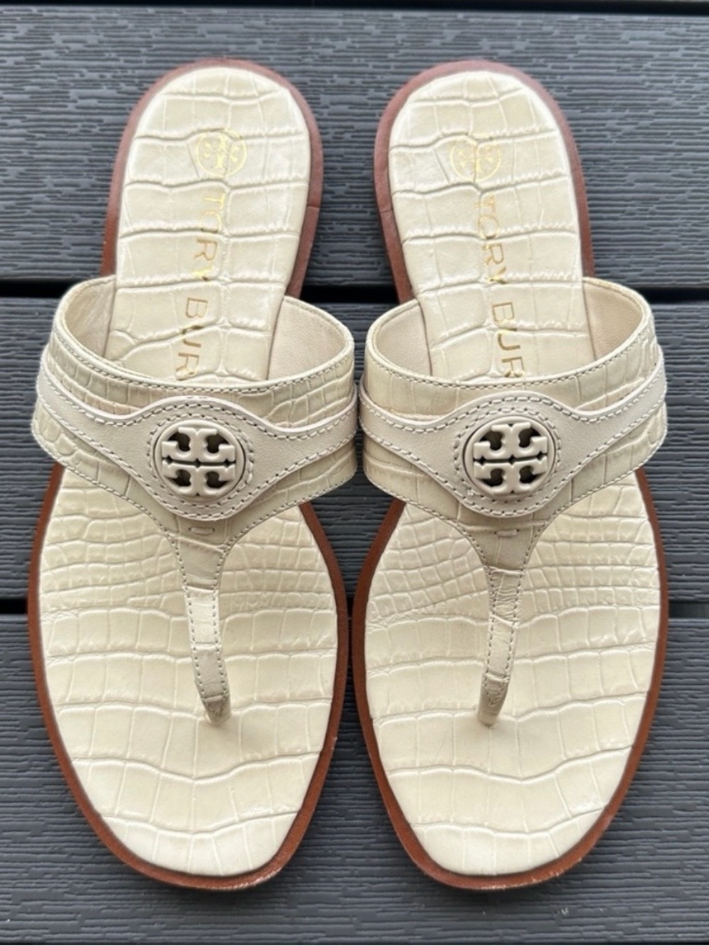 💯 Auth Tory Burch Cream Croc-Embossed Thong Sandals - Picture 4 of 7